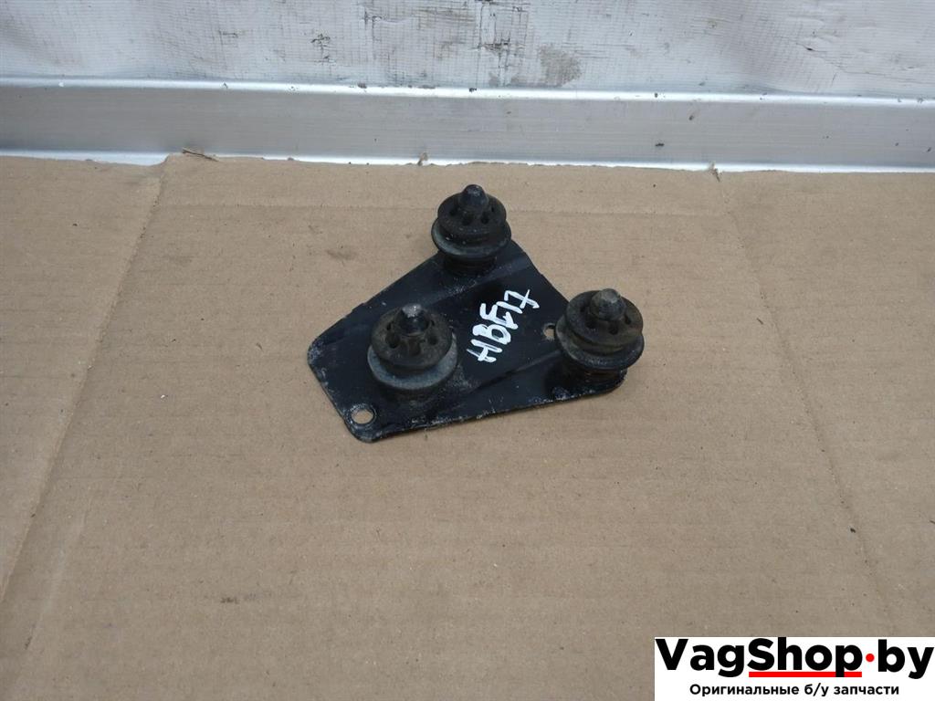 Крепление блока ABS Audi A5 8T 2007, 3.0 л., TDi, CAP, дизель, МКПП, белый, купе, полный привод, 8K0614235B - фото №1