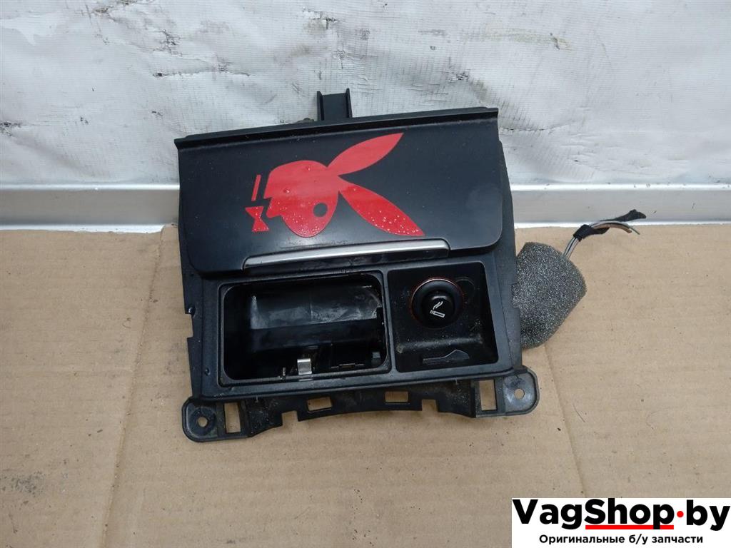 пепельница Audi A5 8T 2007, 3.0 л., TDi, CAP, дизель, МКПП, белый, купе, полный привод, 8K0857951 - фото №1