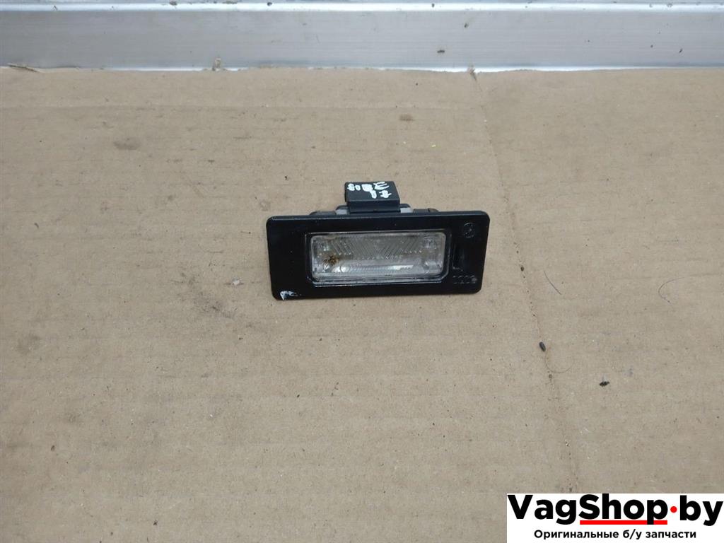 подсветка номера Audi A5 8T 2007, 3.0 л., TDi, CAP, дизель, МКПП, белый, купе, полный привод, 8T0943021 - фото №1