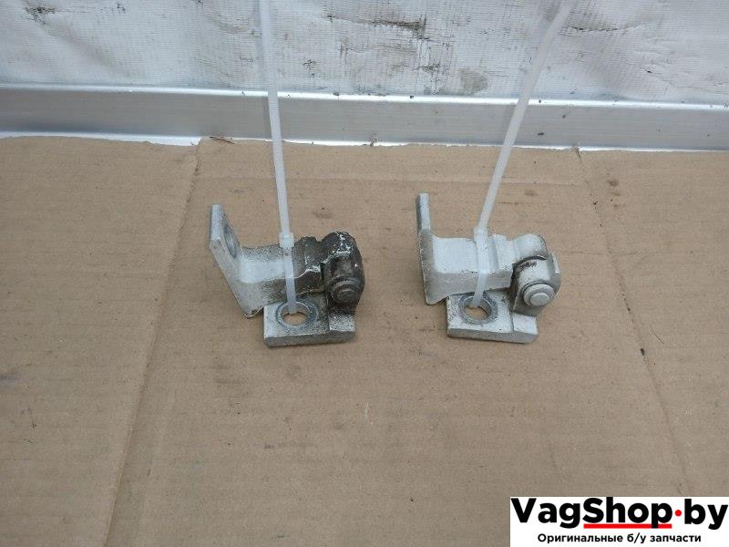 петля двери Audi A5 8T 2007, 3.0 л., TDi, CAP, дизель, МКПП, белый, купе, полный привод, 8K0831402A - фото №1