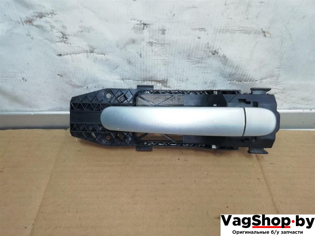 ручка наружная задняя левая Volkswagen Tiguan 1 поколение 2010, 2.0 л., TDi, CFG, дизель, МКПП, серебро, внедорожник 5 дв., полный привод, 5N0837885H - фото №1