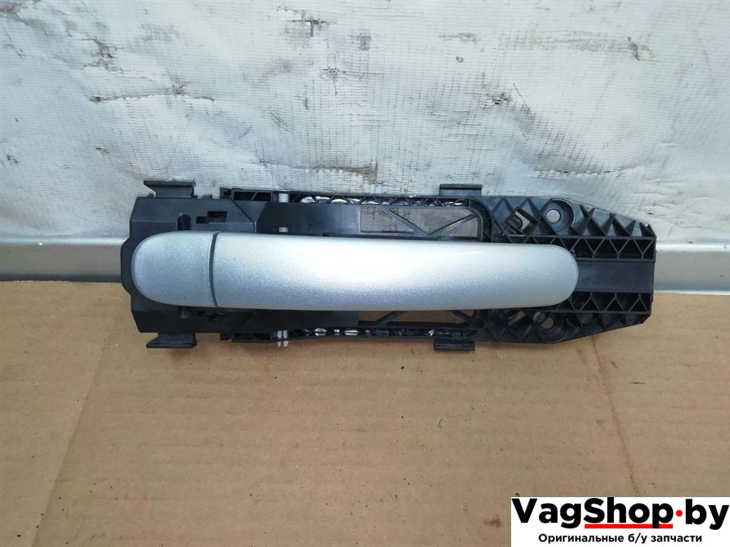ручка наружная задняя правая Volkswagen Tiguan 1 поколение 2010, 2.0 л., TDi, CFG, дизель, МКПП, серебро, внедорожник 5 дв., полный привод, 5N0837885H - фото №1