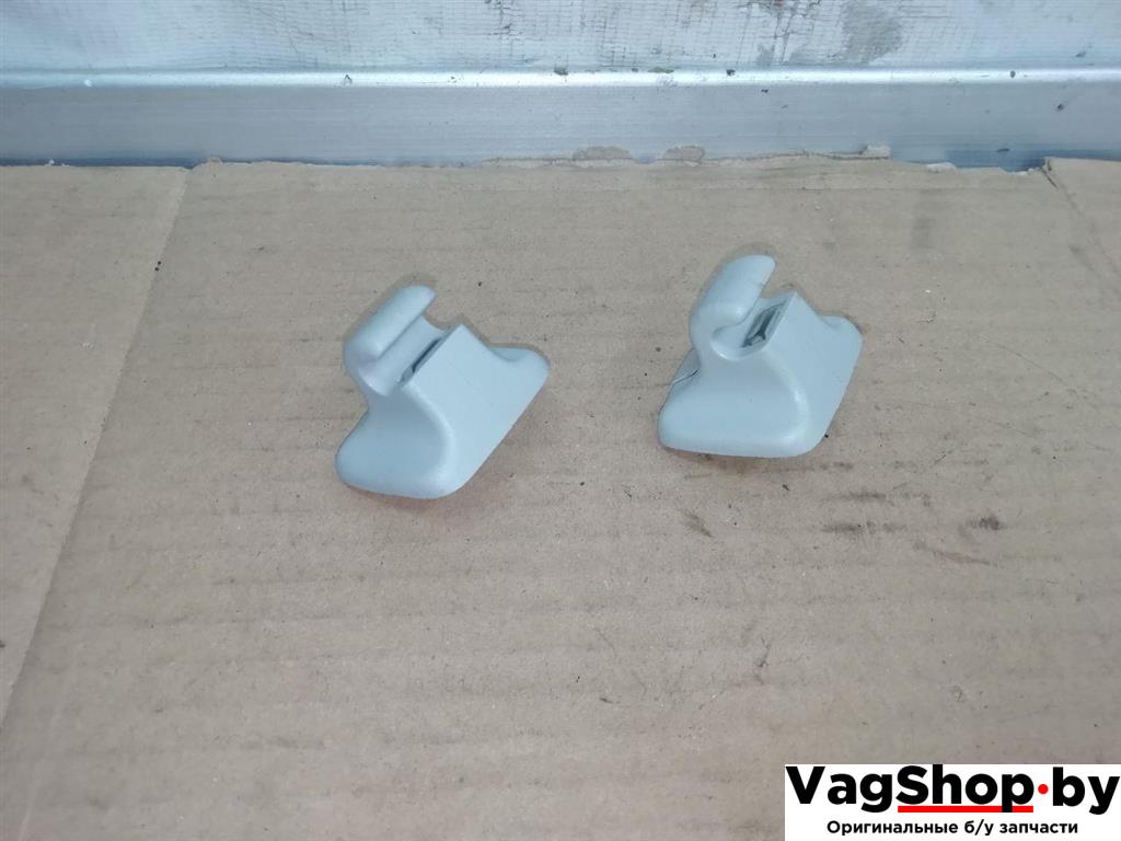 Крепление (крючок) солнцезащитного козырька Volkswagen Passat B7 2011, 2.0 л., TDi, CFF, дизель, АКПП, синий, универсал, передний привод, 1K0857561B - фото №1