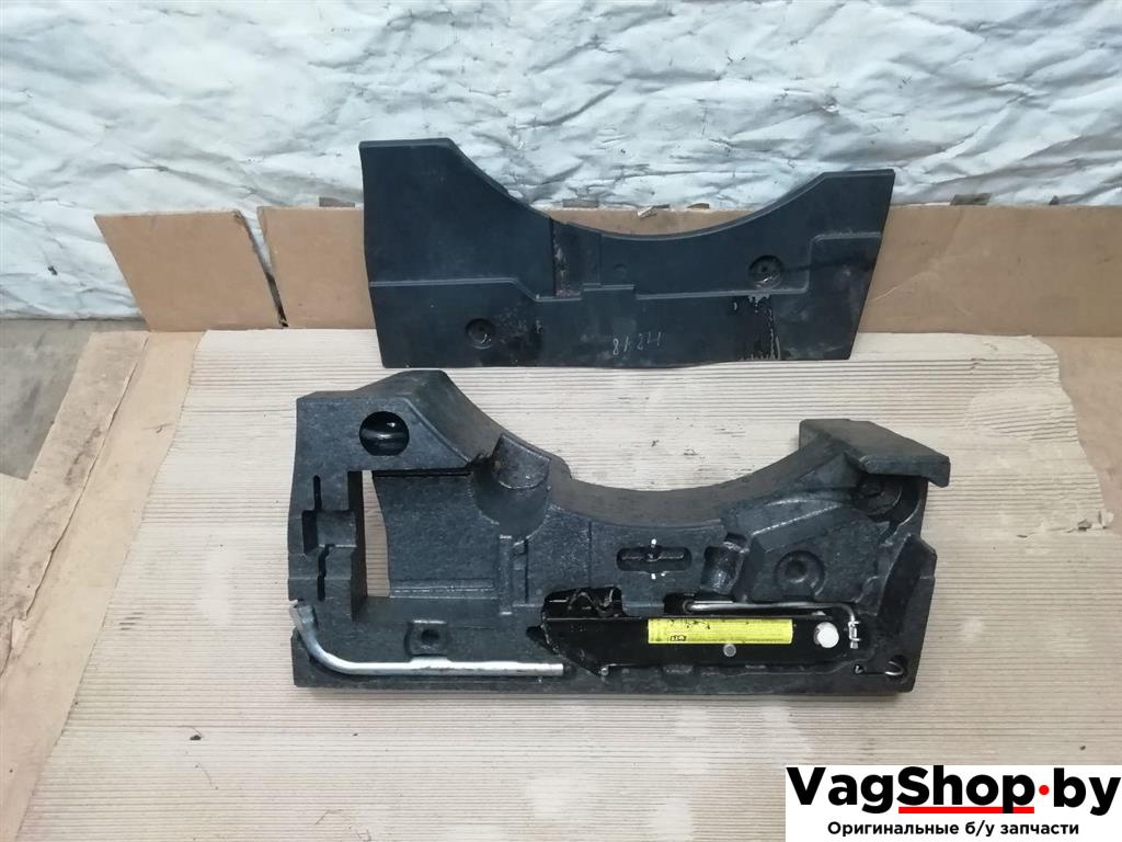 ящик под инструменты / набор инструментов Volkswagen Passat B7 2011, 2.0 л., TDi, CFF, дизель, АКПП, синий, универсал, передний привод, 3C0011031B, 3C5012115D, 4D0012219A, 1T0805615A - фото №1