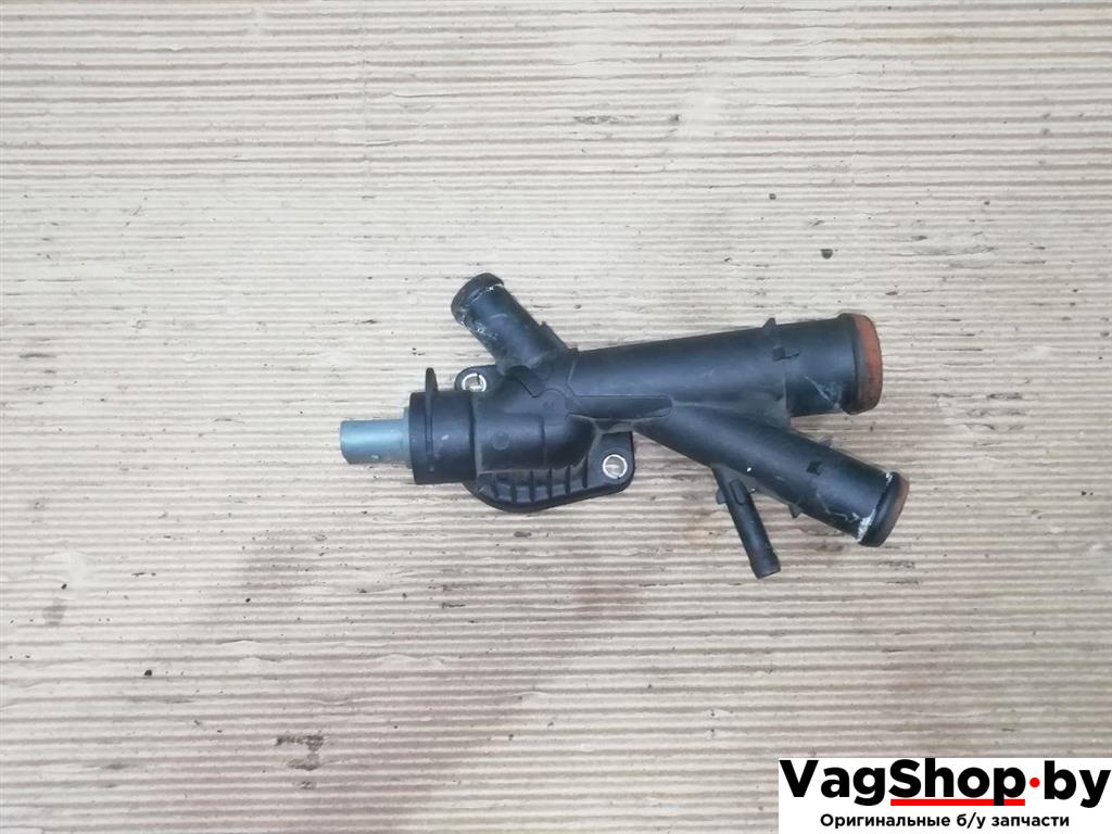 фланец (тройник) системы охлаждения Volkswagen Passat B7 2011, 2.0 л., TDi, CFF, дизель, АКПП, синий, универсал, передний привод, 03L121131AA - фото №1