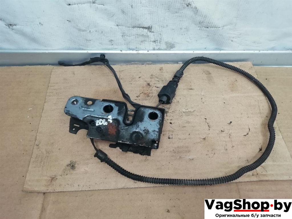 замок капота Volkswagen Tiguan 1 поколение 2010, 2.0 л., TDi, CFF, дизель, МКПП, черный, внедорожник 5 дв., передний привод, 5N0823509A - фото №1