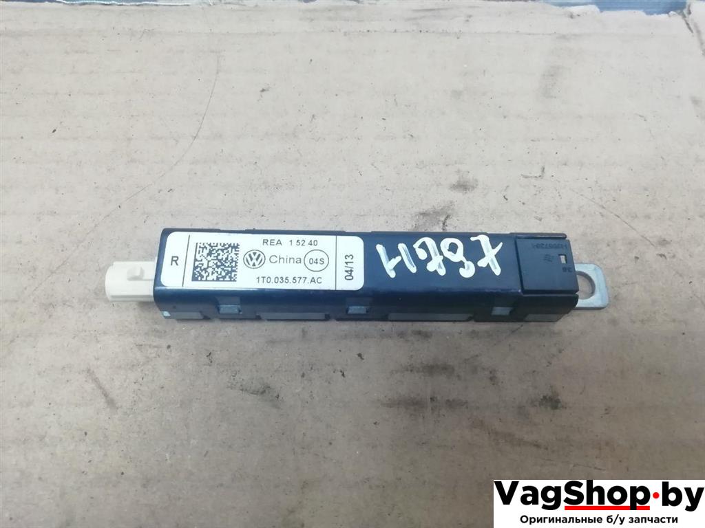 усилитель антенны Volkswagen Touran 2 2013, 2.0 л., TDi, CFH, дизель, МКПП, синий, минивэн, передний привод, 1T0035577AC - фото №1
