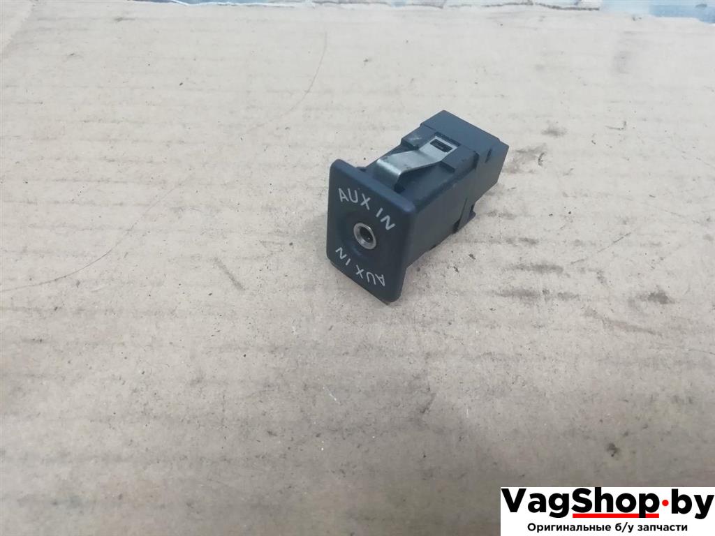 разъем AUX / USB Volkswagen Touran 2 2013, 2.0 л., TDi, CFH, дизель, МКПП, синий, минивэн, передний привод, 5M0035724 - фото №1