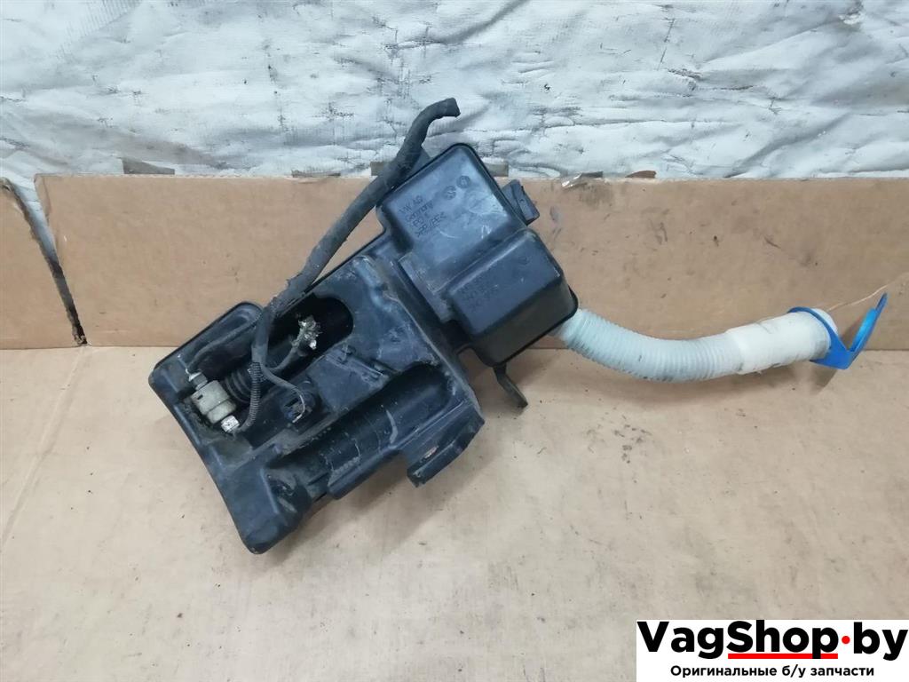 бачок омывателя Volkswagen Tiguan 1 поколение 2010, 2.0 л., TDi, CFG, дизель, МКПП, серебро, внедорожник 5 дв., полный привод, 1K6955651, 5N0955453A - фото №1