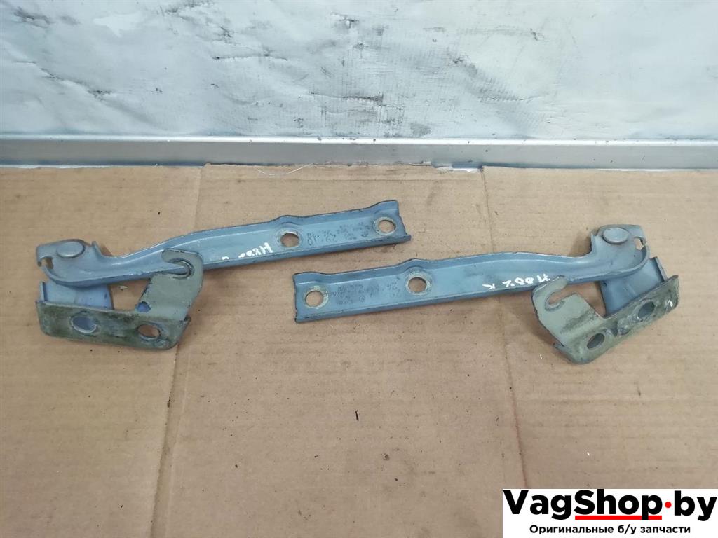 петля капота Volkswagen Tiguan 1 поколение 2010, 2.0 л., TDi, CFG, дизель, МКПП, серебро, внедорожник 5 дв., полный привод, 5N0823301A - фото №1