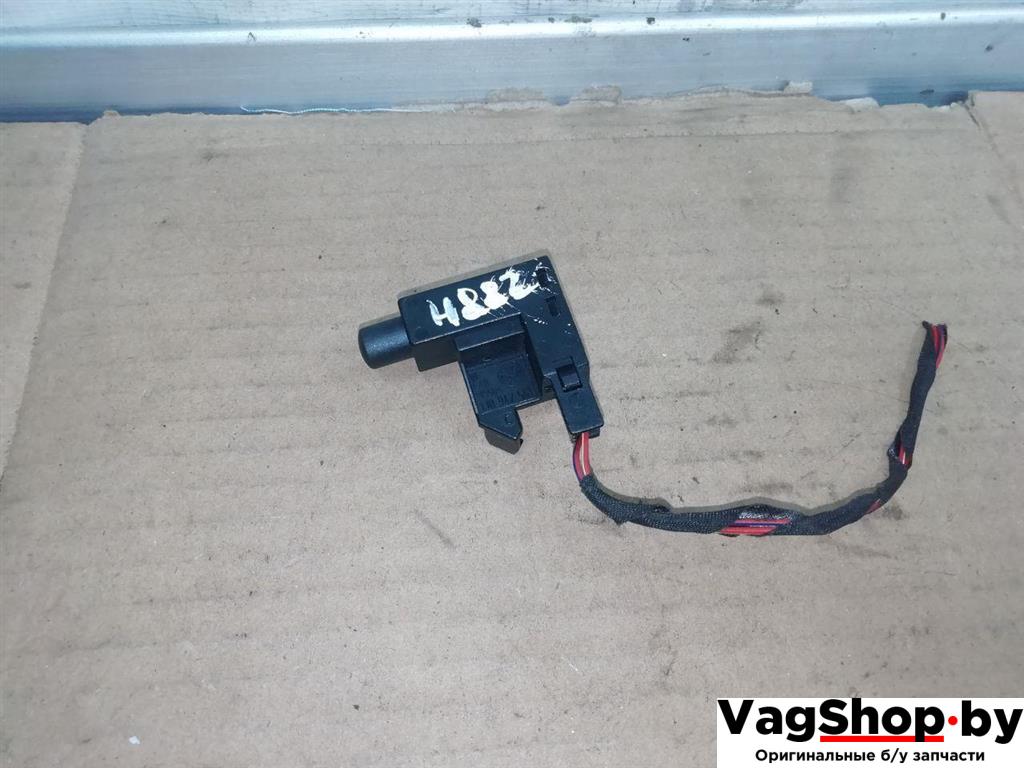 выключатель концевой (концевик) Volkswagen Tiguan 1 поколение 2010, 2.0 л., TDi, CFG, дизель, МКПП, серебро, внедорожник 5 дв., полный привод, 1J0947561 - фото №1