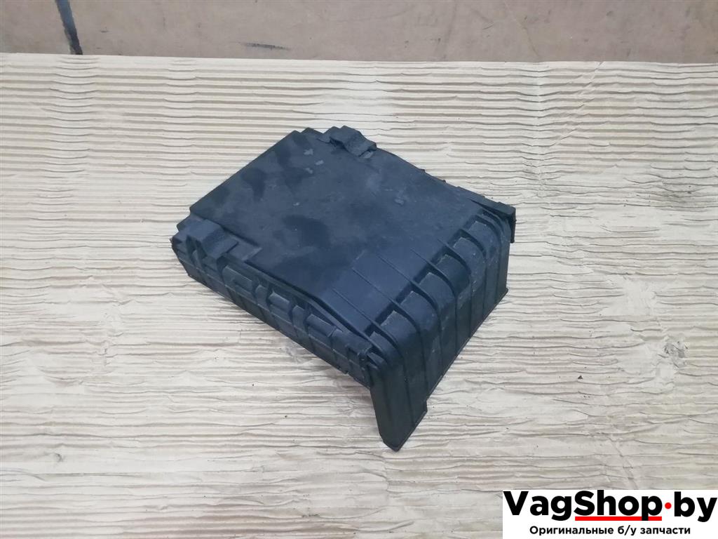 крышка блока предохранителей Volkswagen Tiguan 1 поколение 2010, 2.0 л., TDi, CFG, дизель, МКПП, серебро, внедорожник 5 дв., полный привод, 1K0937132F - фото №1