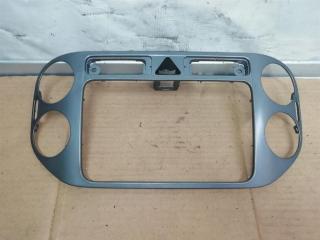 рамка под магнитолу Volkswagen Tiguan 1 поколение 2010, 2.0 л., TDi, CFG, дизель, МКПП, серебро, внедорожник 5 дв., полный привод, 5M0858071K