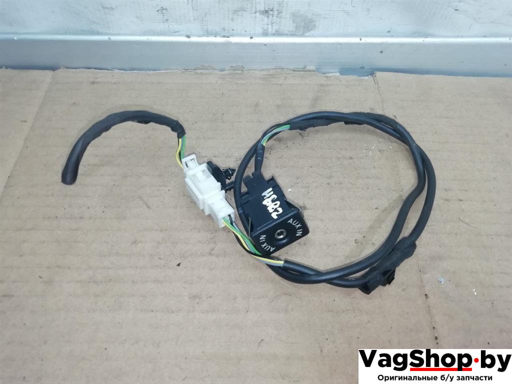 разъем AUX / USB Volkswagen Tiguan 1 поколение 2010, 2.0 л., TDi, CFG, дизель, МКПП, серебро, внедорожник 5 дв., полный привод, 5M0035724 - фото №1