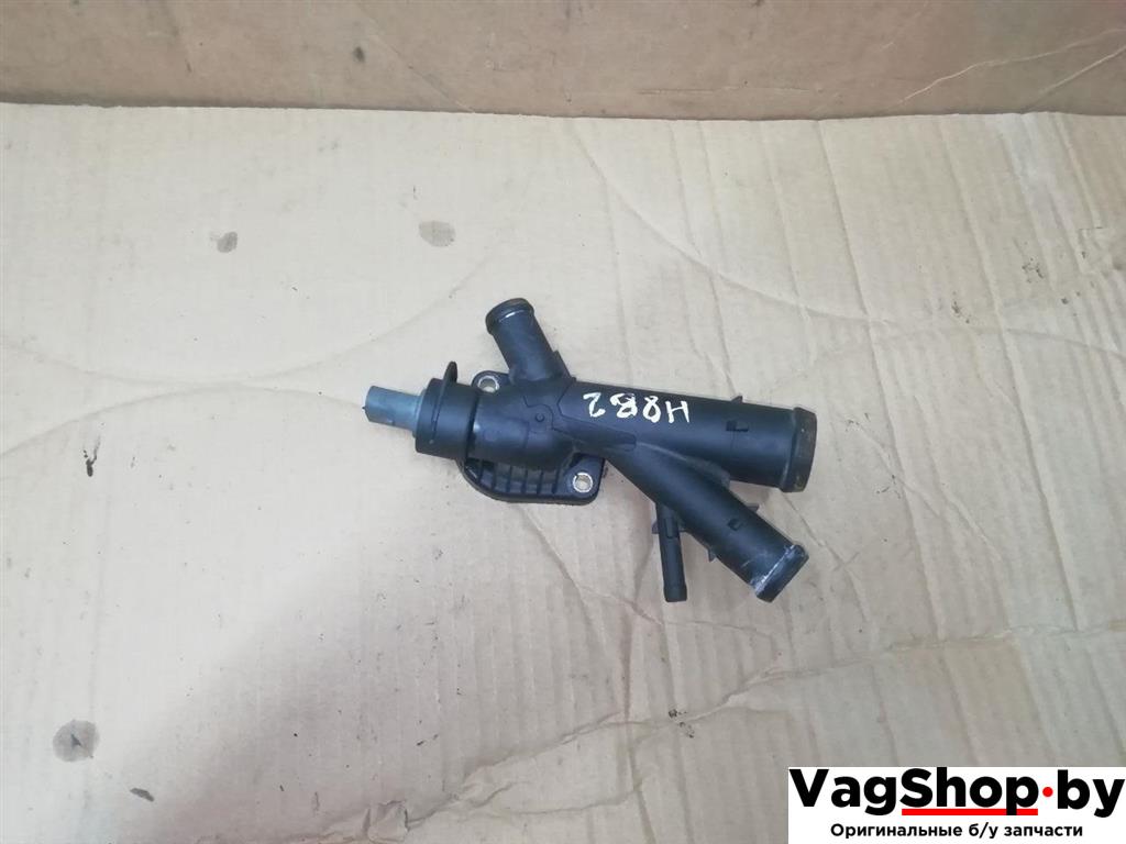 фланец (тройник) системы охлаждения Volkswagen Tiguan 1 поколение 2010, 2.0 л., TDi, CFG, дизель, МКПП, серебро, внедорожник 5 дв., полный привод, 03L121131AA - фото №1