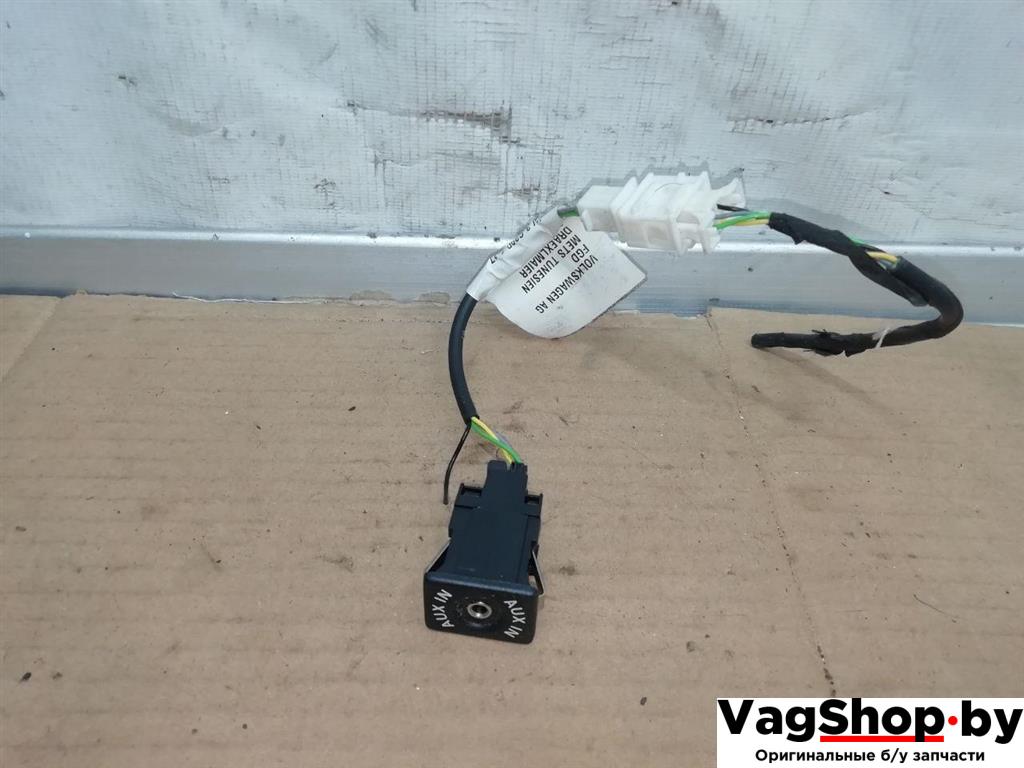 разъем AUX / USB Volkswagen Passat B6 2009, 2.0 л., TDi, CBA, дизель, МКПП, голубой, седан, передний привод, 5M0035724 - фото №1