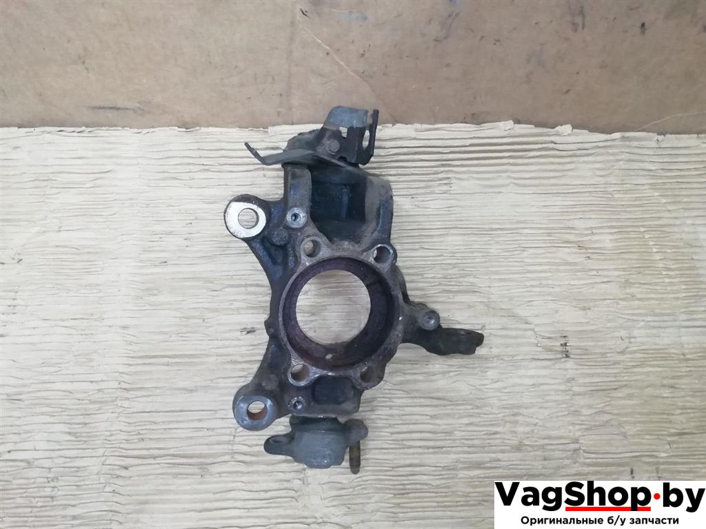 кулак поворотный левый Volkswagen Tiguan 1 поколение 2010, 2.0 л., TDi, CFG, дизель, МКПП, серебро, внедорожник 5 дв., полный привод - фото №1