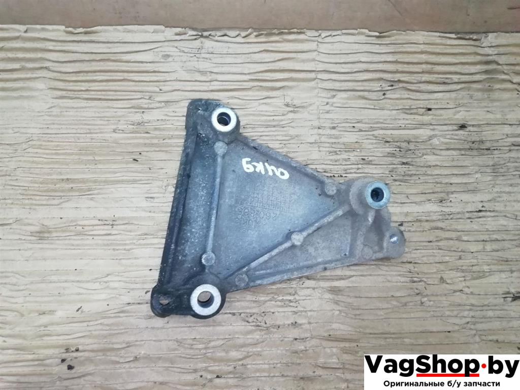 кронштейн компрессора кондиционера Audi A6 Allroad Quattro C6/4F 2007, 3.2 л., FSI, AUK, бензин, МКПП, синий, универсал, полный привод, 06E260835C - фото №1