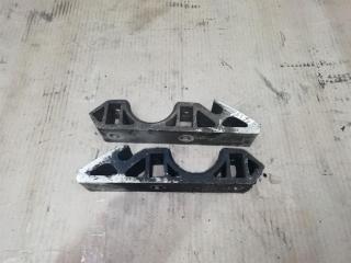 крепление стабилизатора / втулки стабилизатора Volkswagen Touareg 1 поколение [рестайлинг] 2009, 2.5 л., TDi, BPE, дизель, АКПП, черный, внедорожник 5 дв., полный привод, 7L0411063B