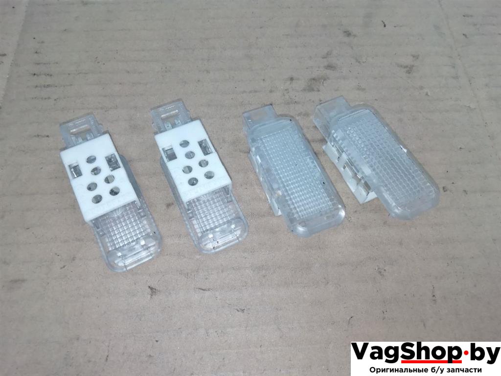 фонарь салона (плафон) Audi A6 4F/C6 2007, 3.0 л., TDi, ASB, дизель, АКПП, голубой, универсал, полный привод, 8D0947415 - фото №1