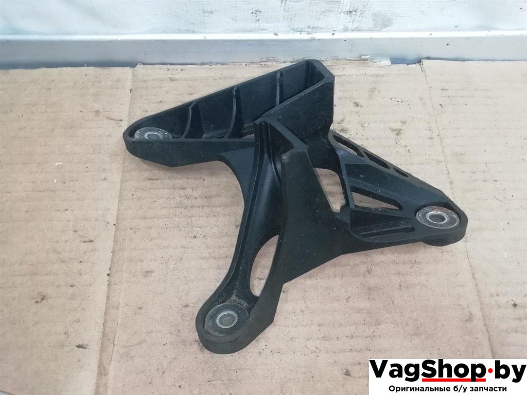 Кронштейн крепления троса КПП Volkswagen Golf Plus 1 поколение 2006, 1.9 л., TDi, BLS, дизель, МКПП, серый, хетчбэк 5 дв., передний привод, 1K0711789G - фото №1