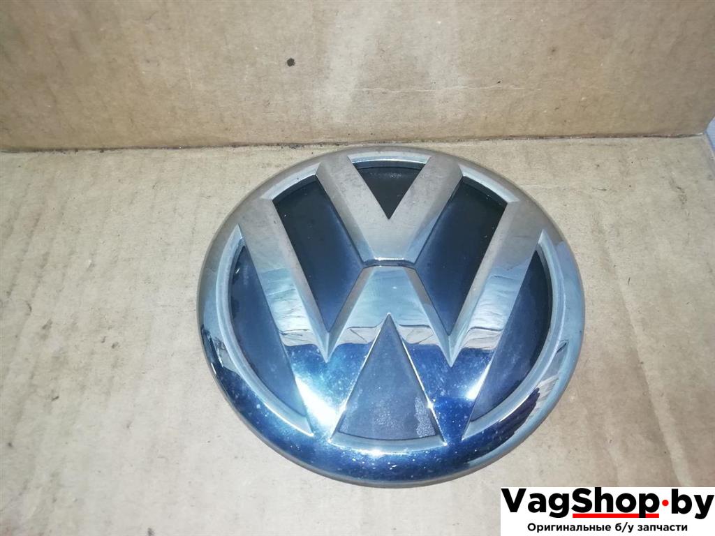 эмблема Volkswagen Passat B7 2011, 2.0 л., TDi, CFF, дизель, МКПП, черный, универсал, передний привод, 5M0853630B - фото №1
