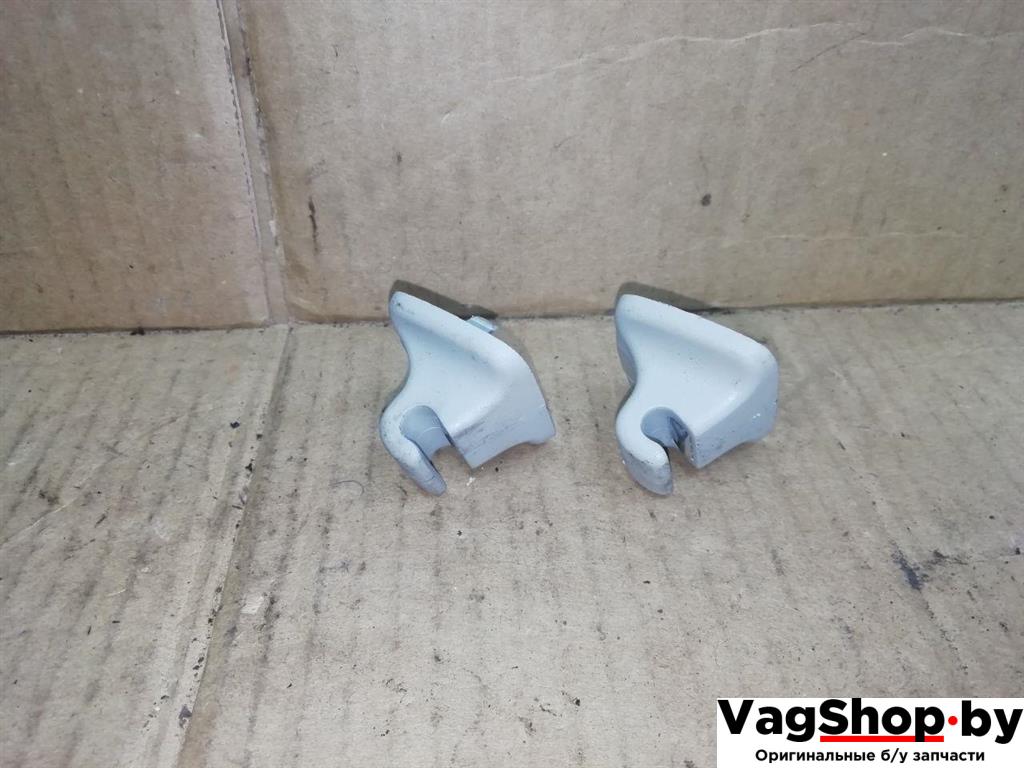 Крепление (крючок) солнцезащитного козырька Volkswagen Passat B7 2011, 2.0 л., TDi, CFF, дизель, МКПП, черный, универсал, передний привод, 1K0857561B - фото №1