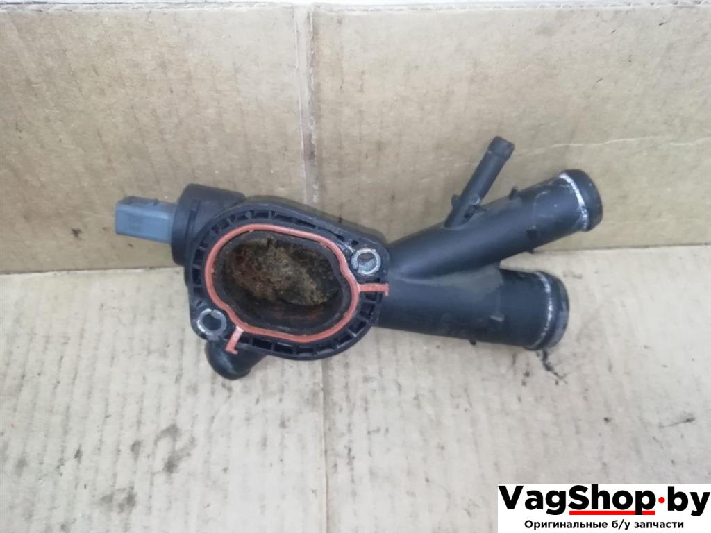 фланец (тройник) системы охлаждения Volkswagen Passat B7 2011, 2.0 л., TDi, CFF, дизель, МКПП, черный, универсал, передний привод, 03L121131AA - фото №1