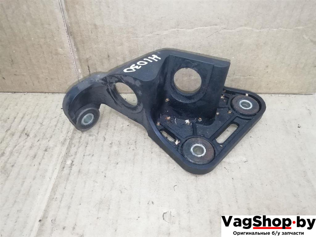 Кронштейн крепления троса КПП Volkswagen Passat B7 2011, 2.0 л., TDi, CFF, дизель, МКПП, черный, универсал, передний привод, 1K0711789J - фото №1