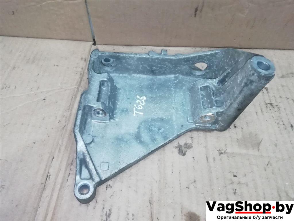 кронштейн генератора Volkswagen Transporter T5 2005, 2.5 л., TDi, AXD, дизель, МКПП, синий, фургон, передний привод, 070903143C - фото №1