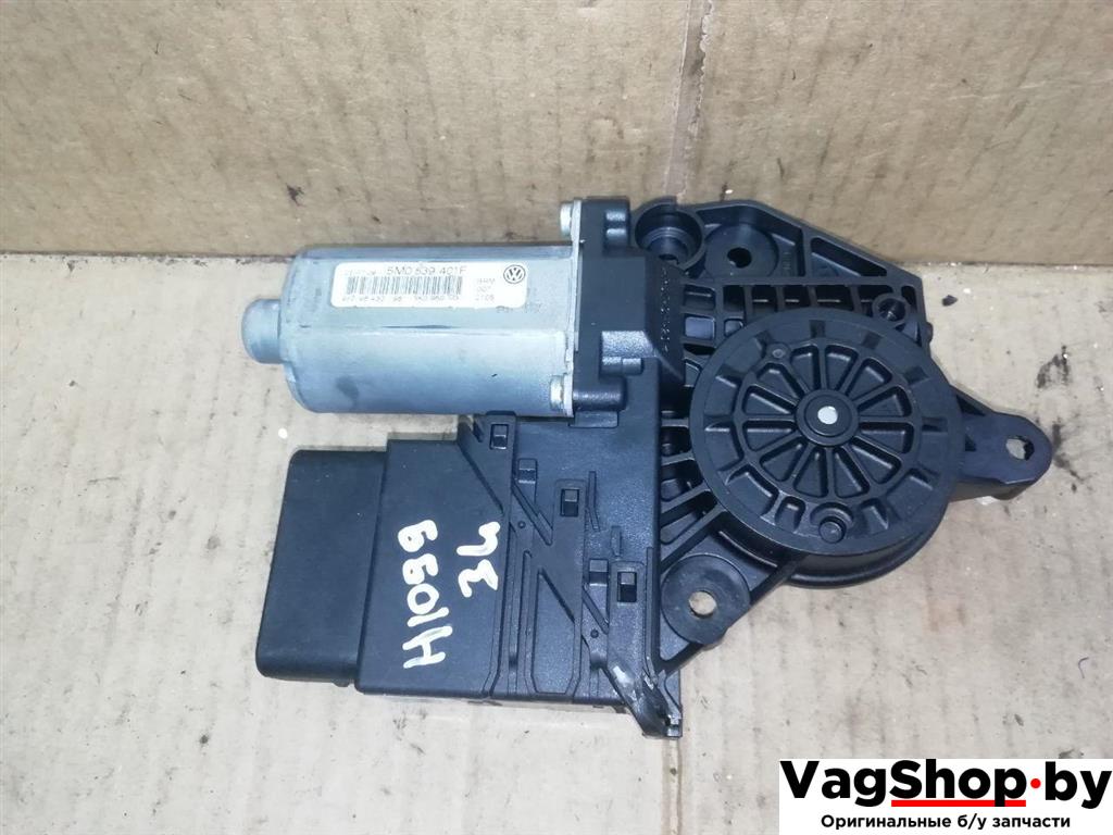 моторчик стеклоподъемника задний левый Volkswagen Golf Plus 2 поколение 2010, 1.6 л., TDi, CAY, дизель, МКПП, серебро, хетчбэк 5 дв., передний привод, 5K0959795, 5M0839401F, 5K0959703 - фото №1