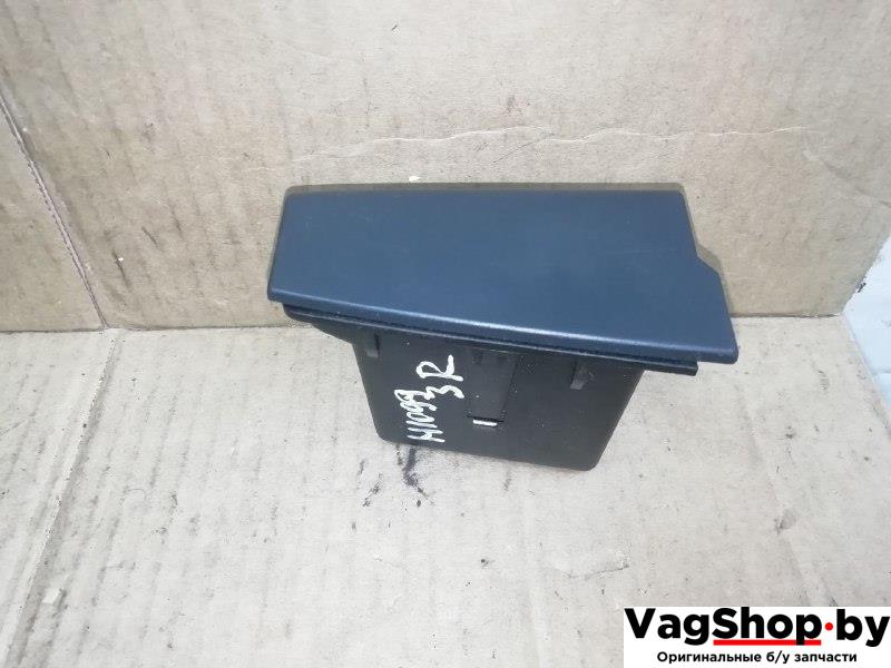 пепельница Volkswagen Golf Plus 2 поколение 2010, 1.6 л., TDi, CAY, дизель, МКПП, серебро, хетчбэк 5 дв., передний привод, 5M0857309 - фото №1