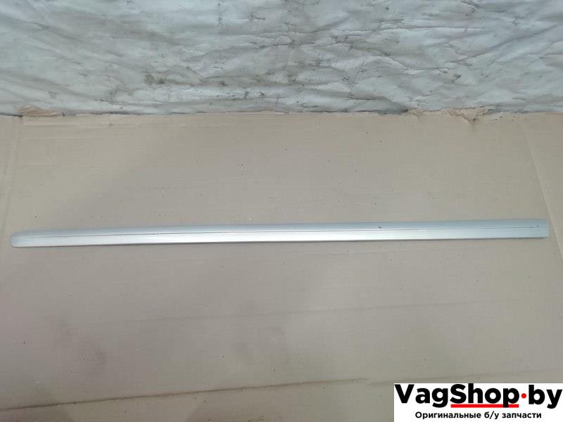 молдинг двери передней левой Volkswagen Golf Plus 2 поколение 2010, 1.6 л., TDi, CAY, дизель, МКПП, серебро, хетчбэк 5 дв., передний привод, 5M0853515B - фото №1