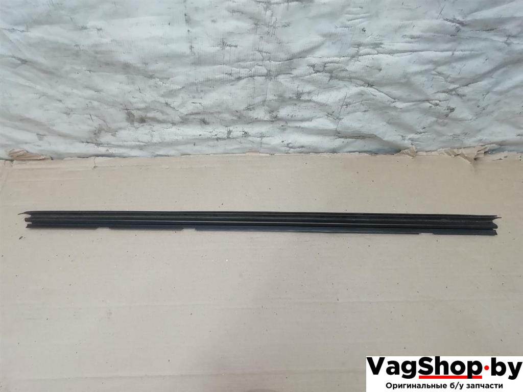 уплотнитель Volkswagen Golf Plus 2 поколение 2010, 1.6 л., TDi, CAY, дизель, МКПП, серебро, хетчбэк 5 дв., передний привод, 5M0837479 - фото №1