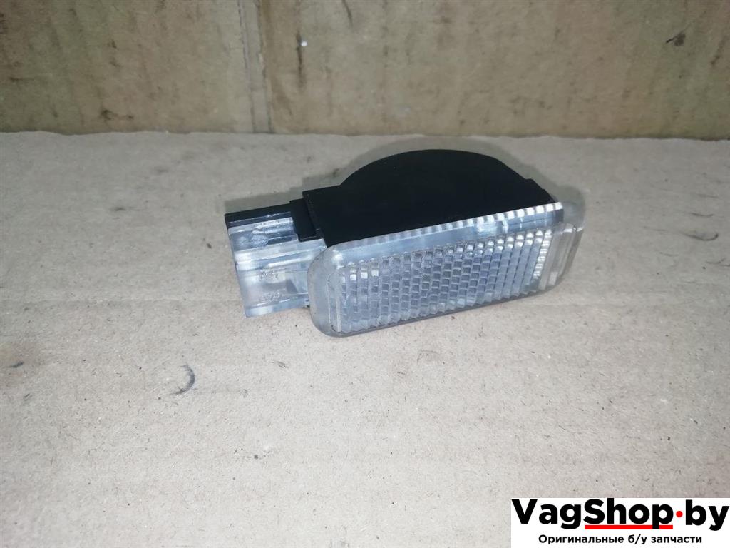 фонарь салона (плафон) Audi Q7 4L 2006, 3.0 л., TDi, BUG, дизель, АКПП, серебро, внедорожник 5 дв., полный привод, 4B0947415A - фото №1