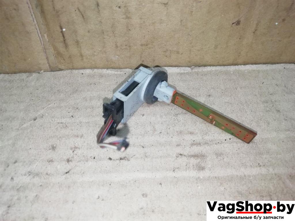 датчик температуры Volkswagen Golf Plus 2 поколение 2010, 1.6 л., TDi, CAY, дизель, МКПП, серебро, хетчбэк 5 дв., передний привод, 4B0820539 - фото №1