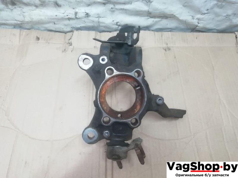 кулак поворотный левый Volkswagen Golf Plus 2 поколение 2010, 1.6 л., TDi, CAY, дизель, МКПП, серебро, хетчбэк 5 дв., передний привод - фото №1