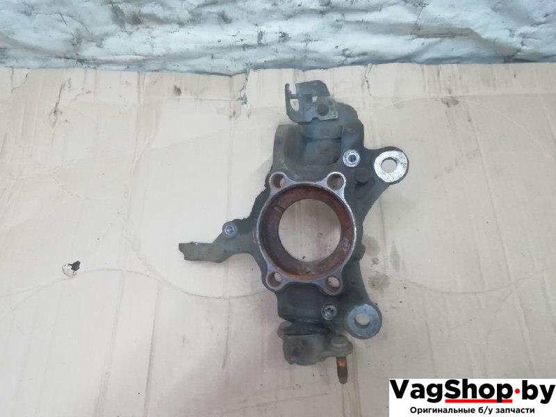 кулак поворотный правый Volkswagen Golf Plus 2 поколение 2010, 1.6 л., TDi, CAY, дизель, МКПП, серебро, хетчбэк 5 дв., передний привод - фото №1