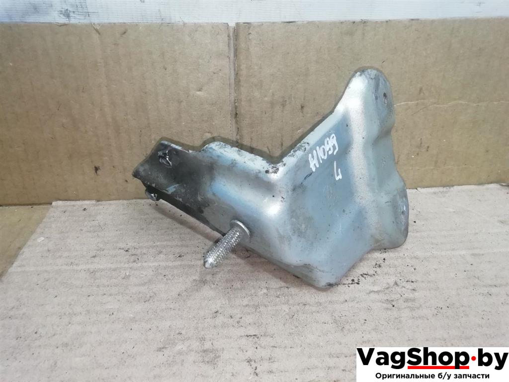 крепление ( кронштейн ) крыла Volkswagen Golf Plus 2 поколение 2010, 1.6 л., TDi, CAY, дизель, МКПП, серебро, хетчбэк 5 дв., передний привод, 5M0821135 - фото №1