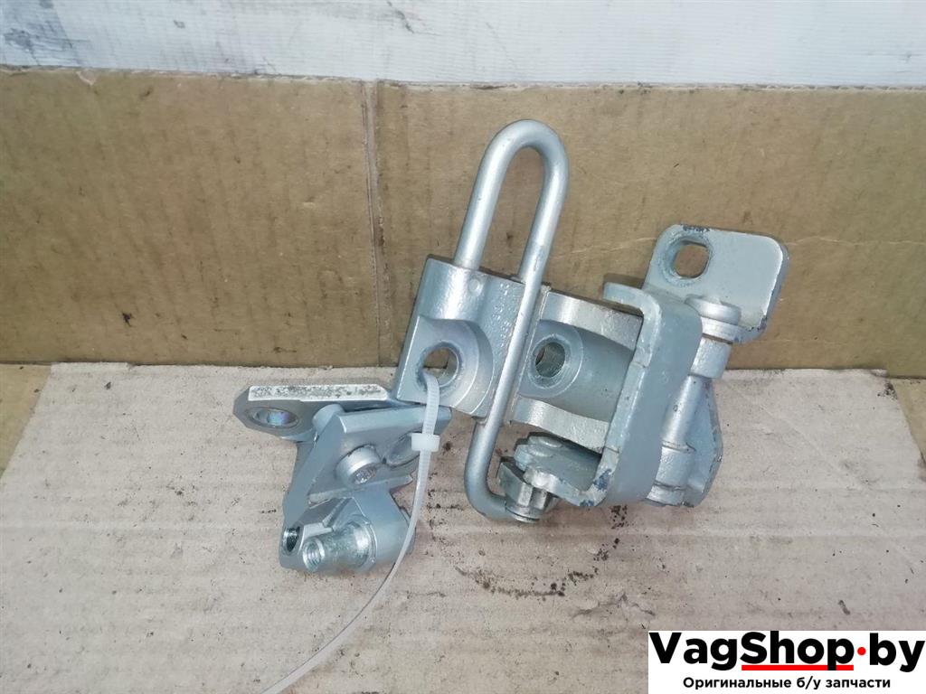 петля двери Volkswagen Golf Plus 2 поколение 2010, 1.6 л., TDi, CAY, дизель, МКПП, серебро, хетчбэк 5 дв., передний привод, 1K0833411Q - фото №1