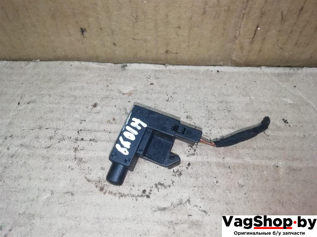 выключатель концевой (концевик) Volkswagen Golf Plus 2 поколение 2010, 1.6 л., TDi, CAY, дизель, МКПП, серебро, хетчбэк 5 дв., передний привод, 1J0947561 - фото №1