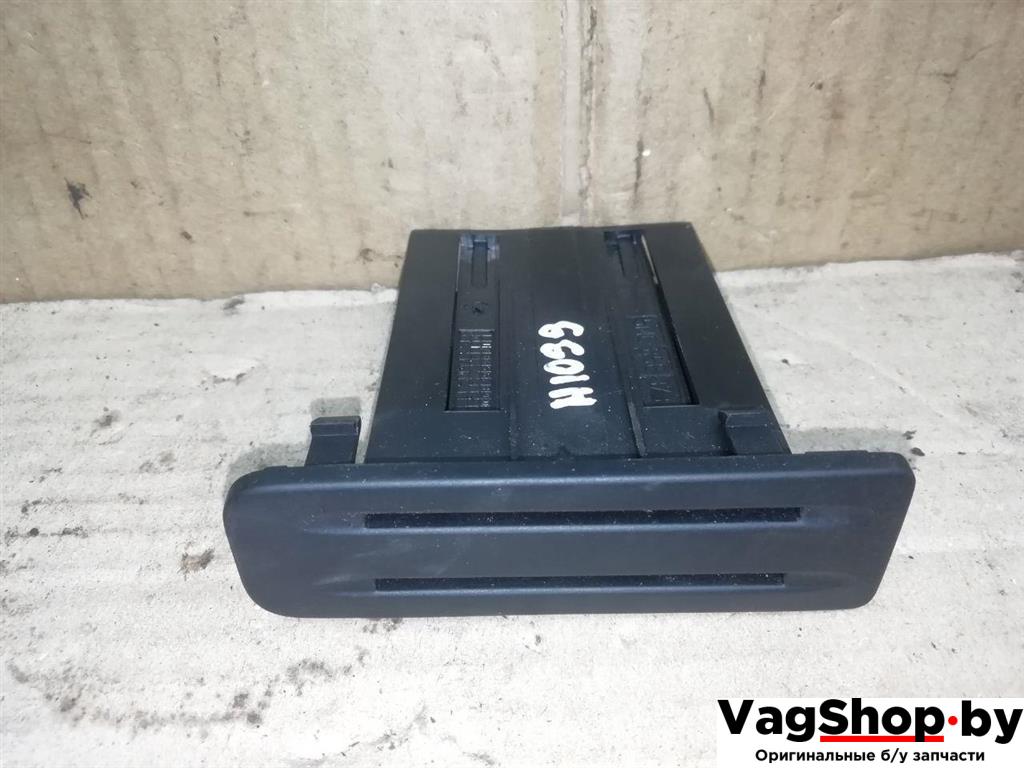 бардачок Volkswagen Golf Plus 2 поколение 2010, 1.6 л., TDi, CAY, дизель, МКПП, серебро, хетчбэк 5 дв., передний привод, 5M0858373D - фото №1