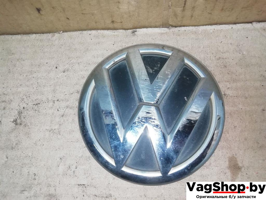эмблема Volkswagen Golf Plus 2 поколение 2010, 1.6 л., TDi, CAY, дизель, МКПП, серебро, хетчбэк 5 дв., передний привод, 5M0853630B - фото №1