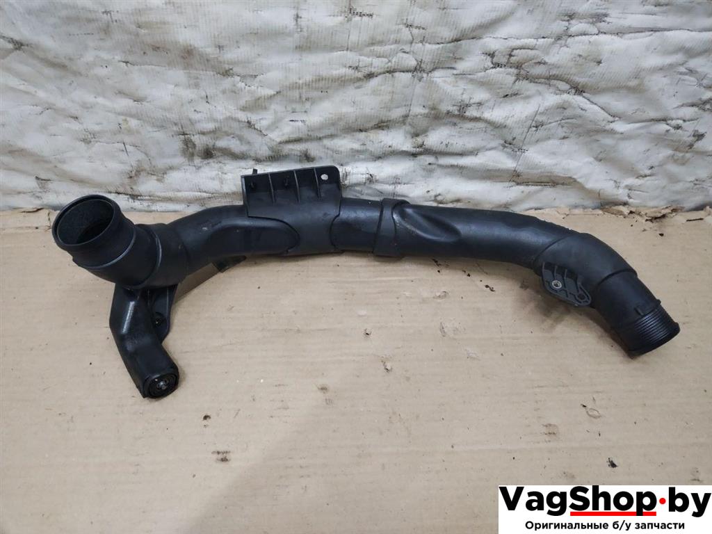 патрубок интеркулера Volkswagen Golf Plus 2 поколение 2010, 1.6 л., TDi, CAY, дизель, МКПП, серебро, хетчбэк 5 дв., передний привод, 1K0145840AA - фото №1