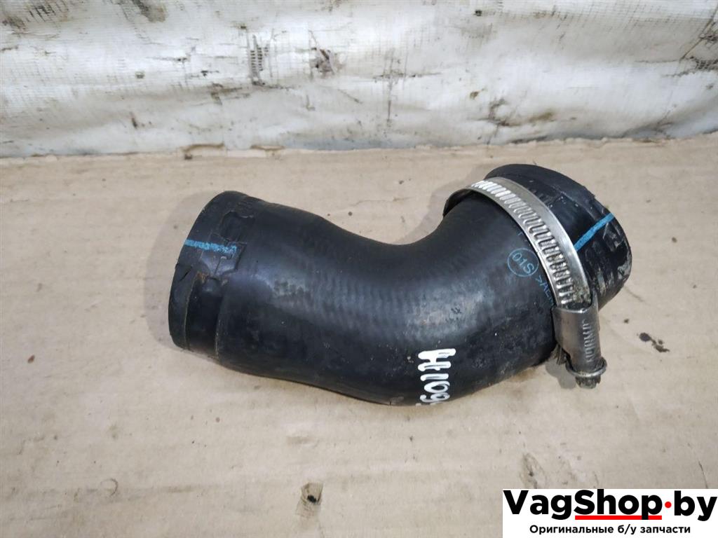 патрубок интеркулера Volkswagen Golf Plus 2 поколение 2010, 1.6 л., TDi, CAY, дизель, МКПП, серебро, хетчбэк 5 дв., передний привод, 1K0145833AF - фото №1