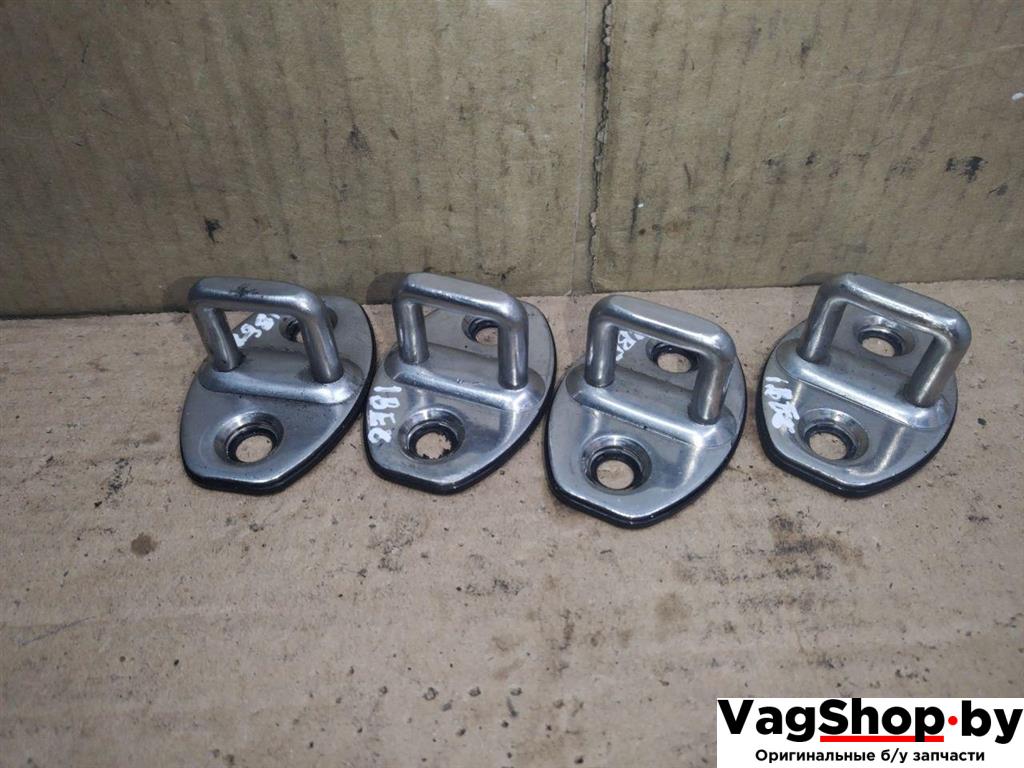 ответная часть (скоба) замка двери Audi A4 B8/8K 2011, 2.7 л., TDi, CGK, дизель, МКПП, белый, седан, передний привод, 8T0837033 - фото №1