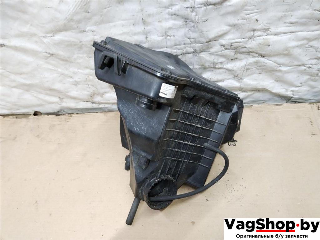 корпус воздушного фильтра Audi A4 B8/8K 2011, 2.7 л., TDi, CGK, дизель, МКПП, белый, седан, передний привод, 8K0133837B - фото №1