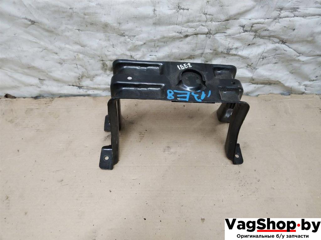 крепление запаски Audi A4 B8/8K 2011, 2.7 л., TDi, CGK, дизель, МКПП, белый, седан, передний привод, 8K0802715A - фото №1