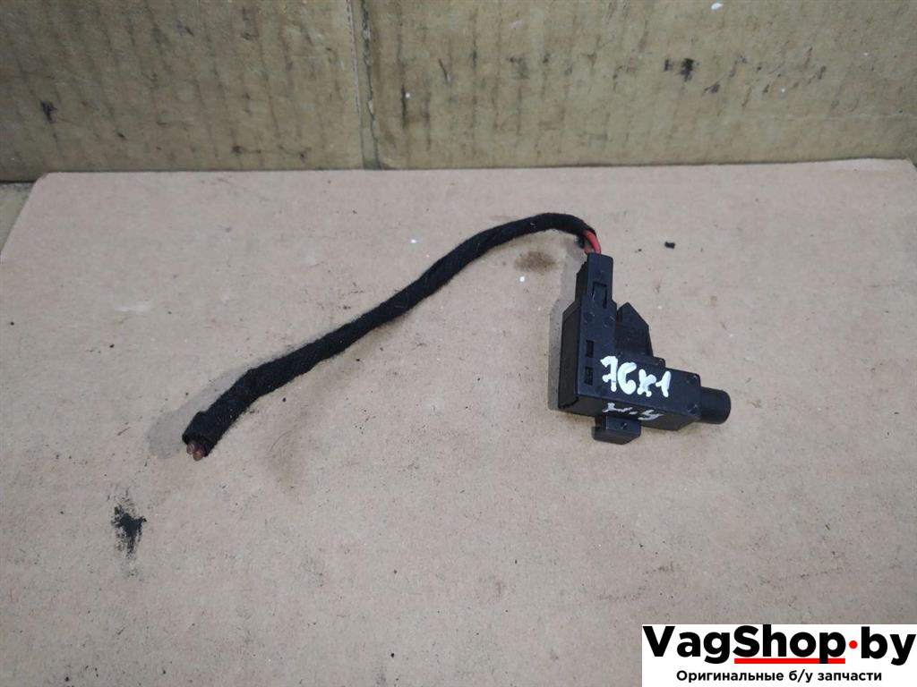 выключатель концевой (концевик) Volkswagen Touareg 1 поколение 2005, 2.5 л., TDi, BAC, дизель, АКПП, серый, внедорожник 5 дв., полный привод, 1J0947561 - фото №1