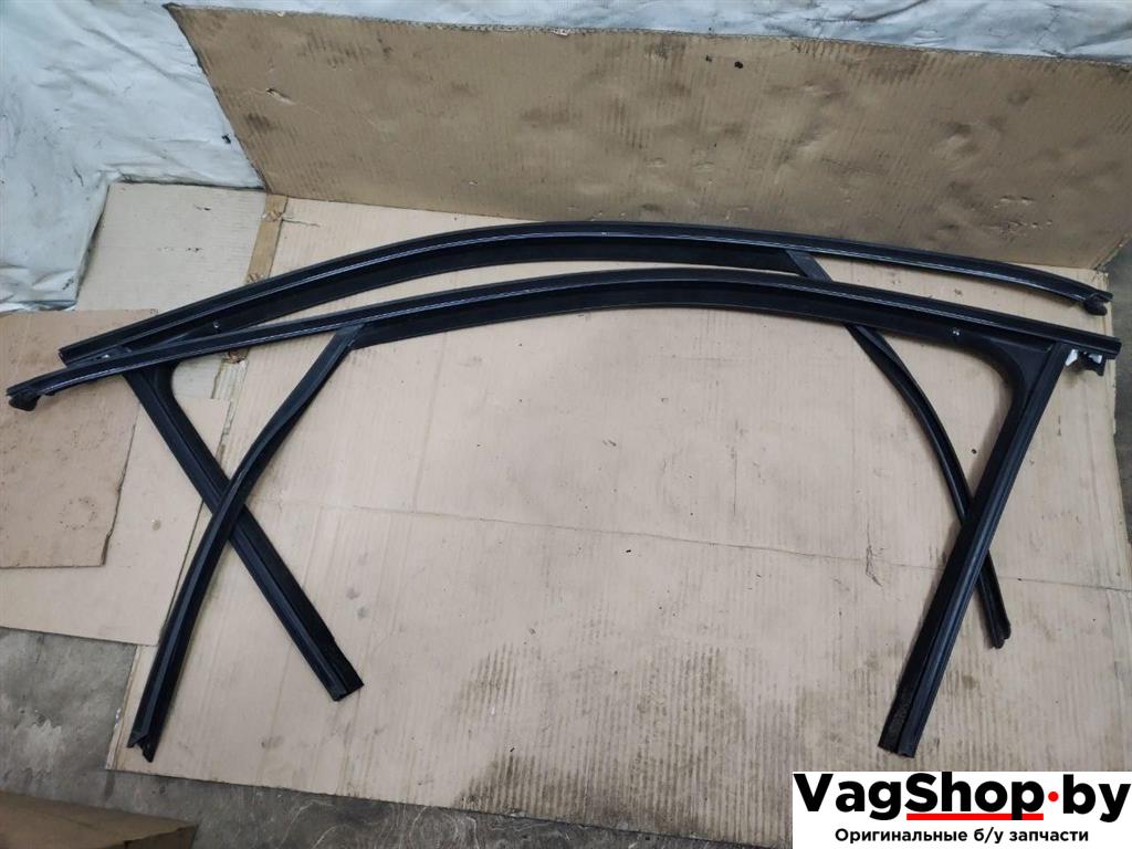 направляющая стекла Porsche Cayenne 958 2012, 3.6 л., FSI, M 55.02, бензин, АКПП, черный, внедорожник 5 дв., полный привод, 7P0837431H, 7P0837432H - фото №1